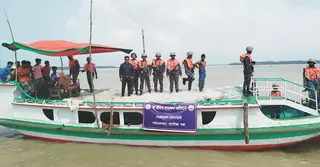 ইলিশ রক্ষায় বরিশালে নৌবাহিনীর অভিযান